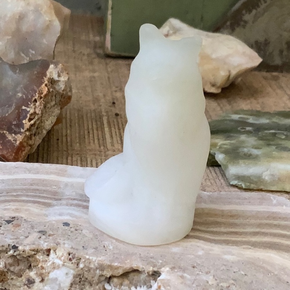BANDED CHALCEDONY HAND CARVED WOLF